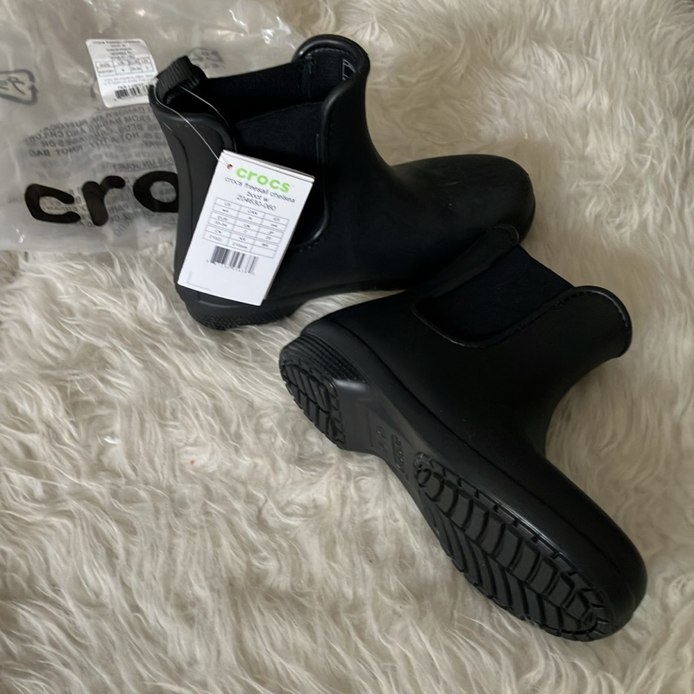 NEW Crocs Chelsea Boot. Black. Size 4